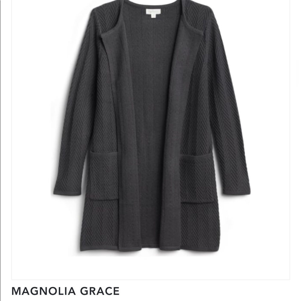 Women’s two pocket cardigan.